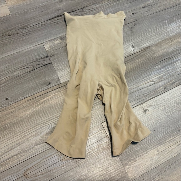 SKIMS Kim Kardashian sculpting mid thigh shorts small new without tags - Picture 1 of 3